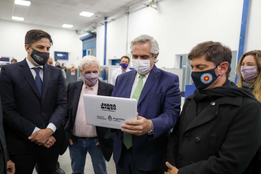 Alberto Fernández, Axel Kicillof y Nicolás Trotta con netbook del Plan Juana Manso